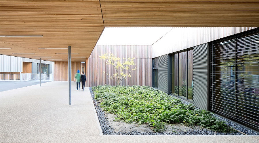 Lumière, acoustique et modularité : les trois leviers architecturaux du bien-être scolaire.